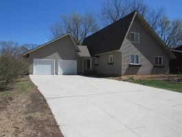 211 Tanglewood LN Blue Earth MN